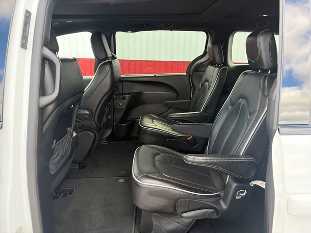 Used 2025 Chrysler Pacifica Limited FWD image 41