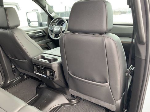 Used 2025 GMC Sierra 2500 AT4 image 24