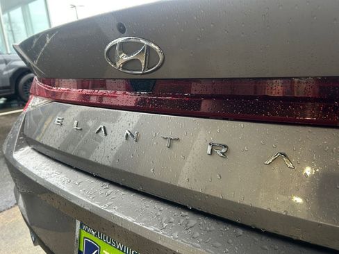 Used 2022 Hyundai Elantra SEL image 32