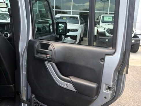 Used 2016 Jeep Wrangler Unlimited Sahara w/ Connectivity Group AWD/4WD image 7