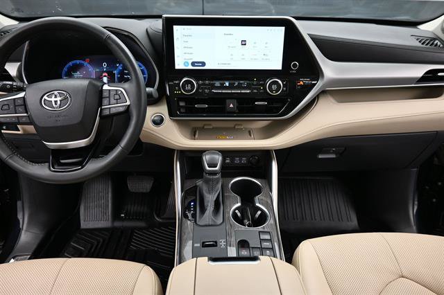 Used 2024 Toyota Highlander Platinum FWD image 13