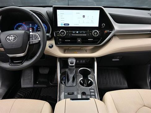 Certified 2024 Toyota Highlander Platinum FWD image 13