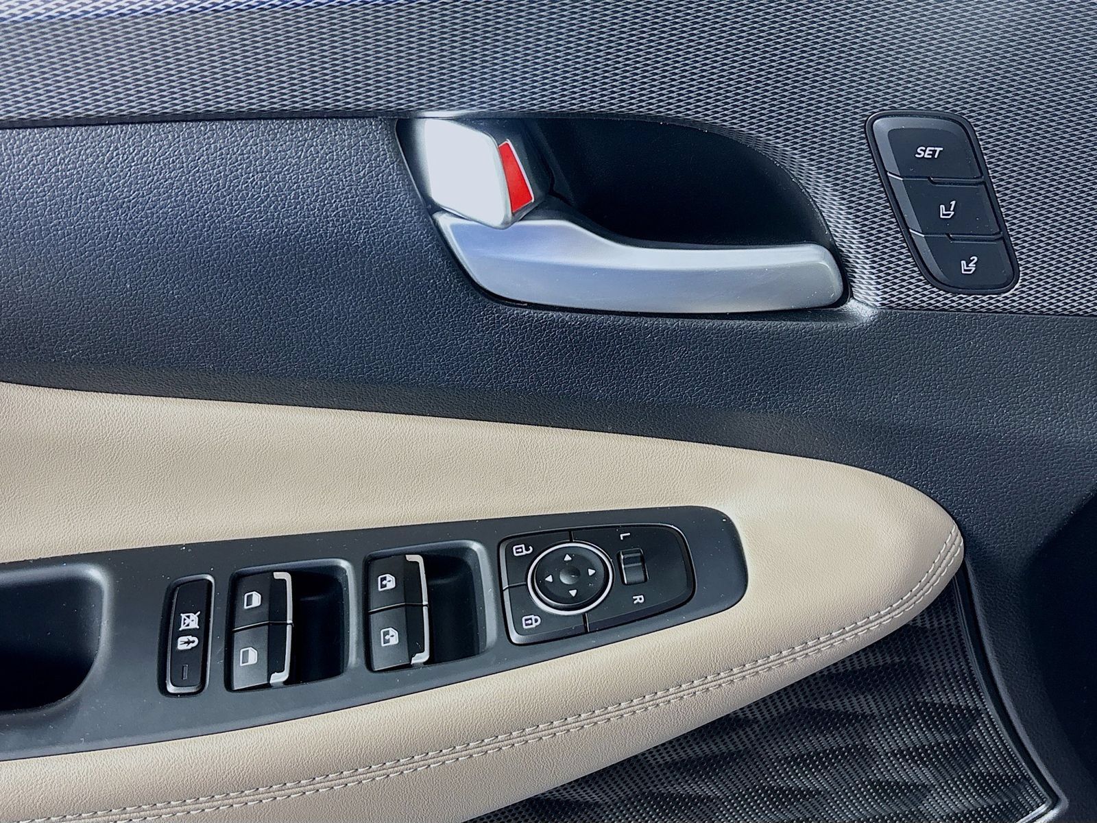 Used 2020 Hyundai Santa Fe Limited FWD image 18
