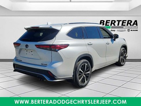 Used 2022 Toyota Highlander XSE image 6