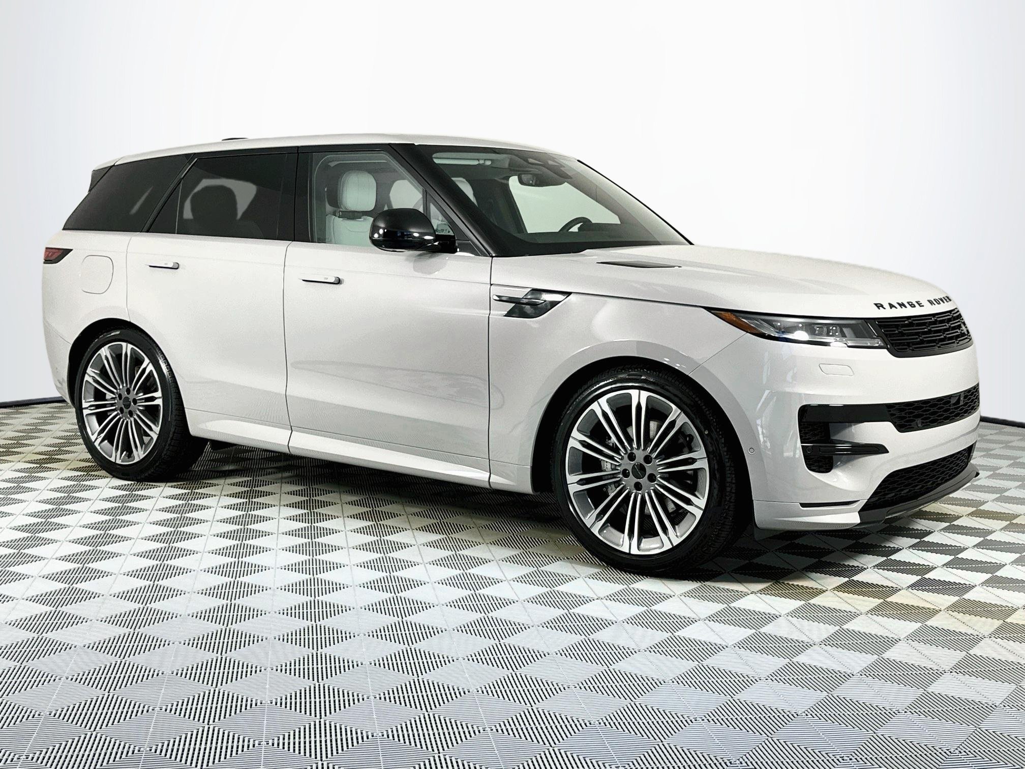 New 2027 Land Rover Range Rover Sport Dynamic SE AWD/4WD image 3