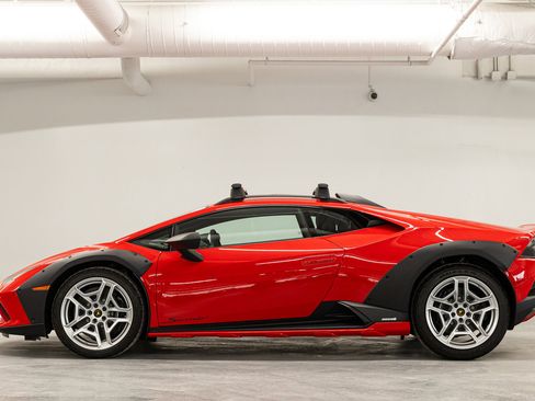 Used 2023 Lamborghini Huracan Sterrato image 2