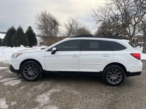 Used 2017 Subaru Outback 2.5i Limited image 2