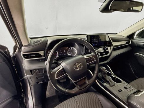 Used 2024 Toyota Highlander LE FWD image 9
