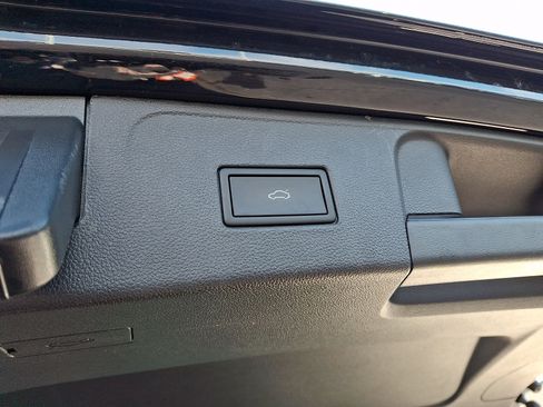 Certified 2022 Volkswagen Atlas SEL R-Line image 32