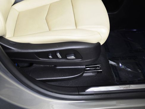 Used 2018 Cadillac XT5 Luxury w/ Driver Awareness Package image 10