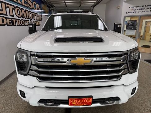 Used 2024 Chevrolet Silverado 2500 High Country image 3