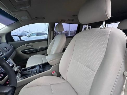 Used 2017 Kia Sedona L image 16