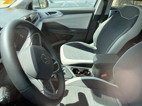 Used 2025 Volkswagen Taos SE FWD image 5