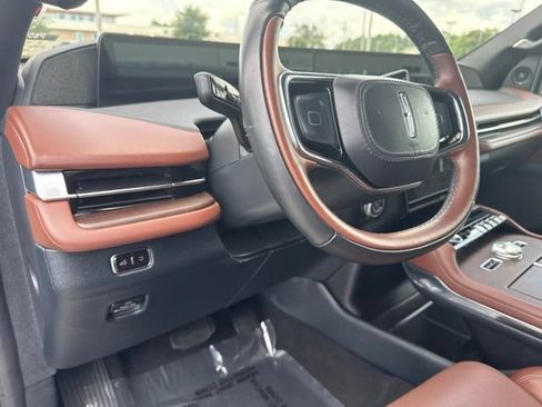 Used 2025 Lincoln Navigator L Reserve AWD/4WD image 17