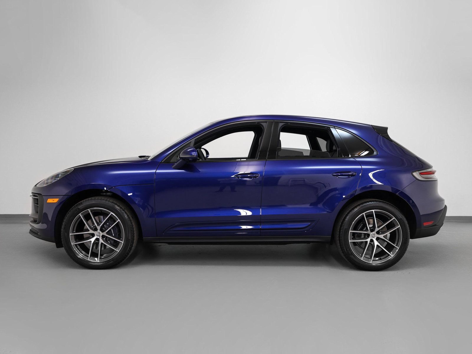 Certified 2025 Porsche Macan AWD/4WD image 2