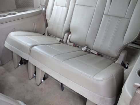 Used 2015 Chrysler Town & Country Touring FWD image 8