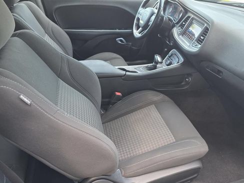 Used 2022 Dodge Challenger SXT w/ Driver Convenience Group RWD image 9