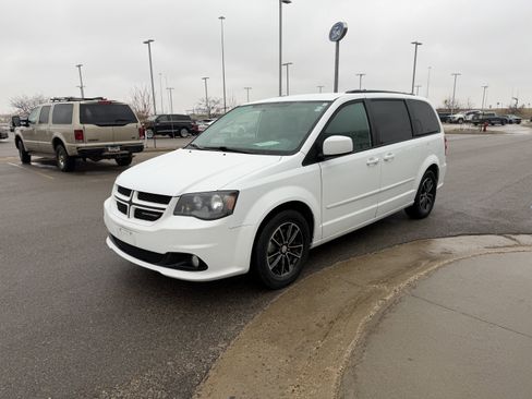 Used 2017 Dodge Grand Caravan GT image 2