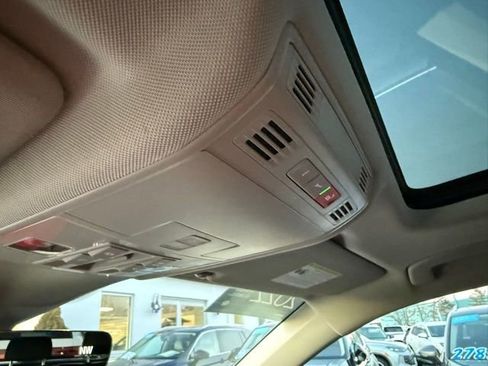 Certified 2022 Volkswagen Tiguan SE w/ Panoramic Sunroof Package image 21