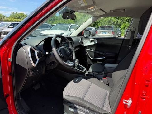 Certified 2023 Kia Soul LX w/ LX Technology Package FWD image 8