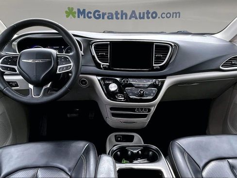Used 2023 Chrysler Pacifica Touring-L FWD image 7