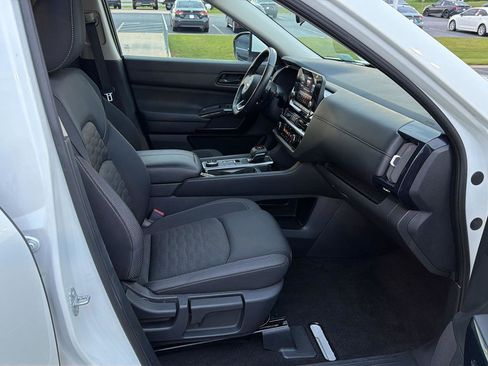 Used 2025 Nissan Pathfinder SV AWD/4WD image 14