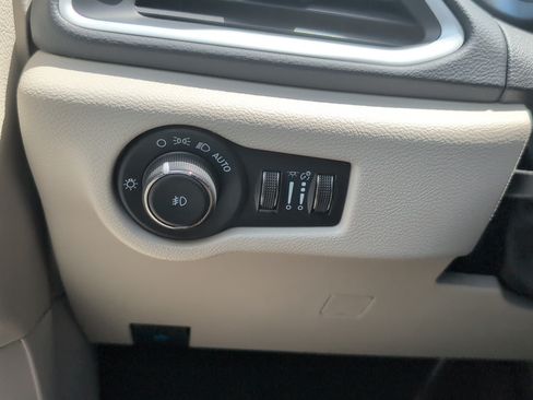 Used 2023 Chrysler Pacifica Touring-L FWD image 14