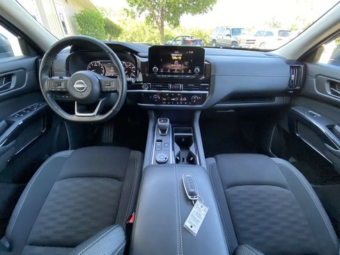Used 2024 Nissan Pathfinder SV w/ SV Premium Package AWD/4WD image 15