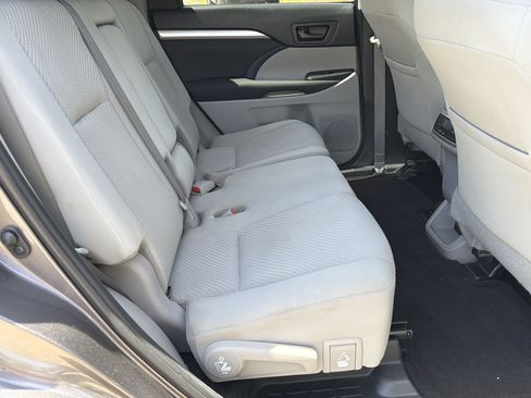 Used 2019 Toyota Highlander LE FWD image 15