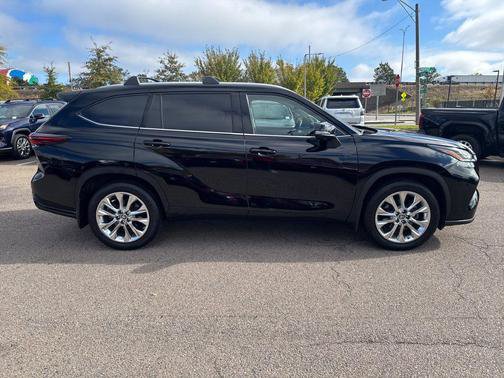 Used 2024 Toyota Highlander Limited AWD/4WD image 10