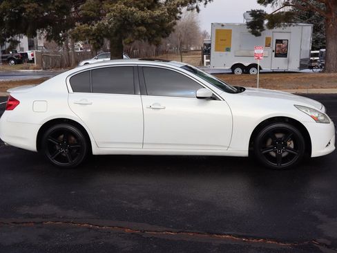 Used 2011 INFINITI G37 x Sedan w/ Premium Pkg image 3