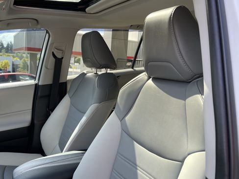 Certified 2021 Toyota RAV4 XLE Premium AWD/4WD image 18