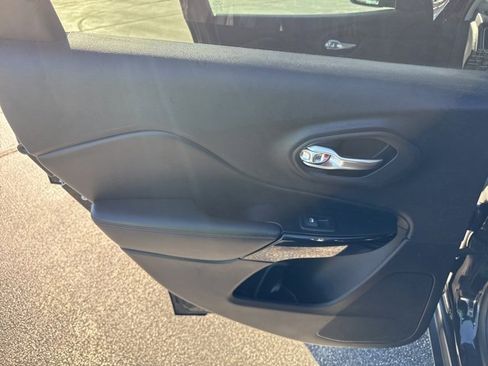 Used 2020 Jeep Cherokee Latitude Plus image 30