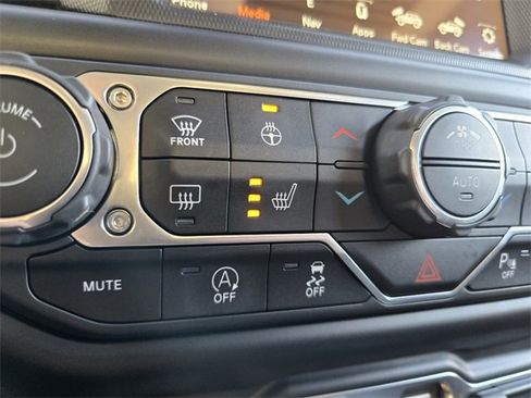 Used 2022 Jeep Wrangler Unlimited Sahara image 25