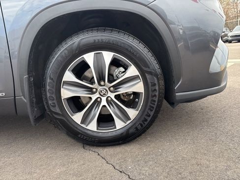 Used 2021 Toyota Highlander XLE image 12