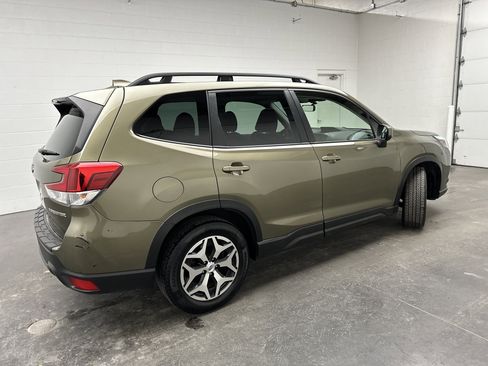 Used 2023 Subaru Forester Premium image 9
