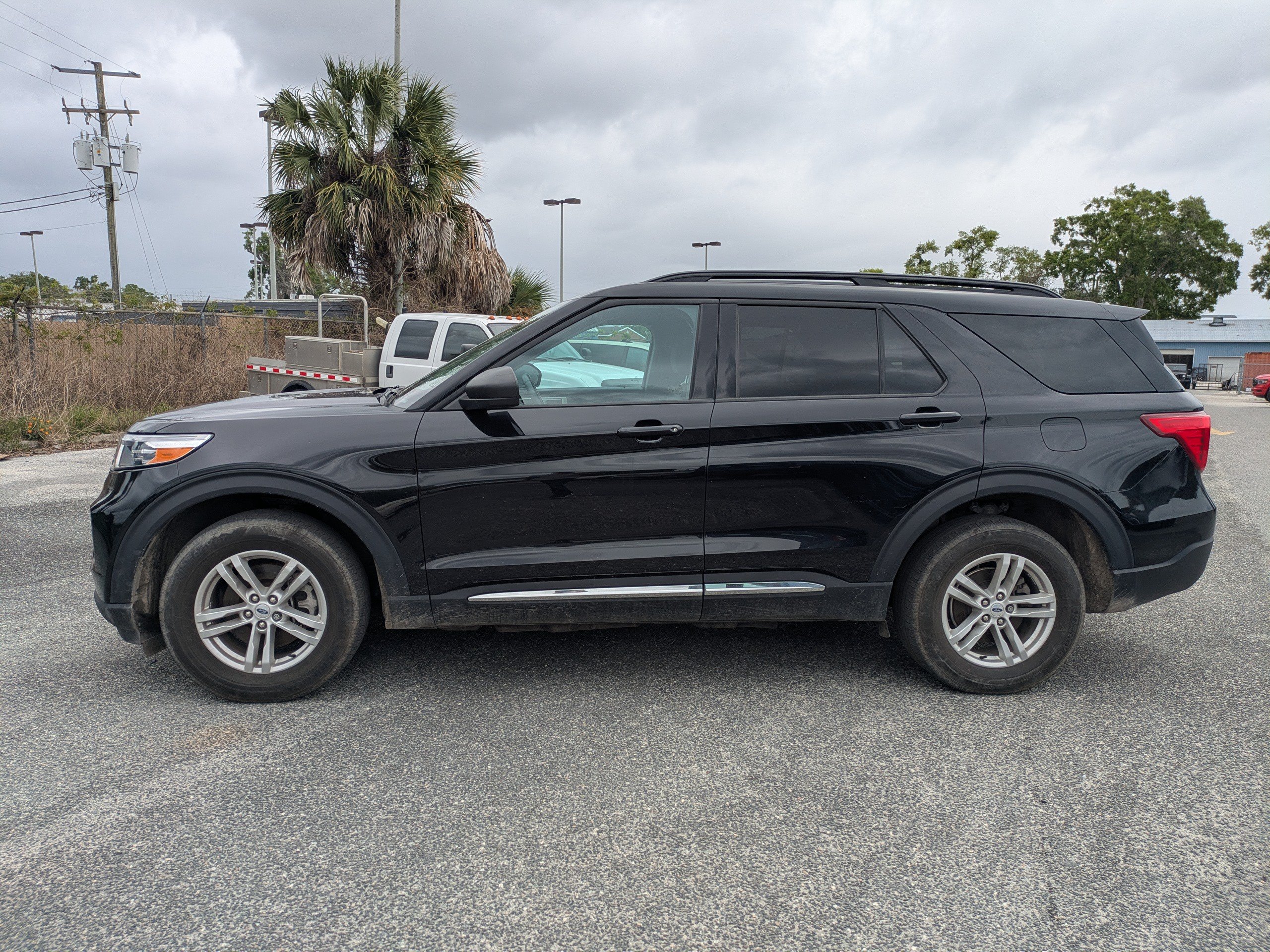 Used 2023 Ford Explorer XLT AWD/4WD image 7
