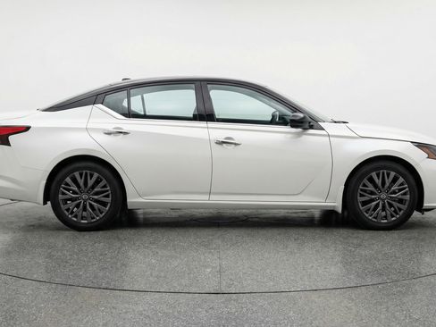 Used 2025 Nissan Altima 2.5 SV image 11
