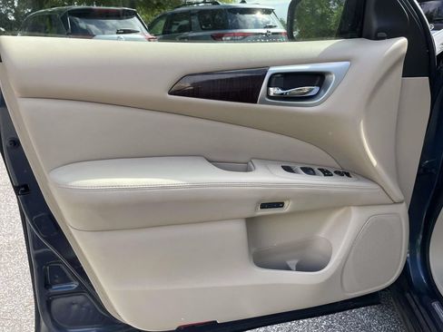 Used 2015 Nissan Pathfinder Platinum FWD image 16