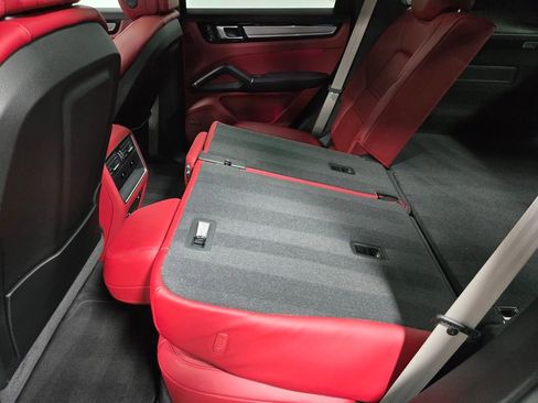 Used 2022 Porsche Cayenne Platinum Edition image 34