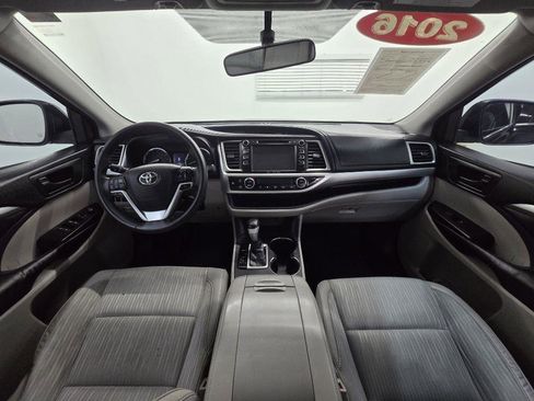 Used 2016 Toyota Highlander Plus FWD image 12