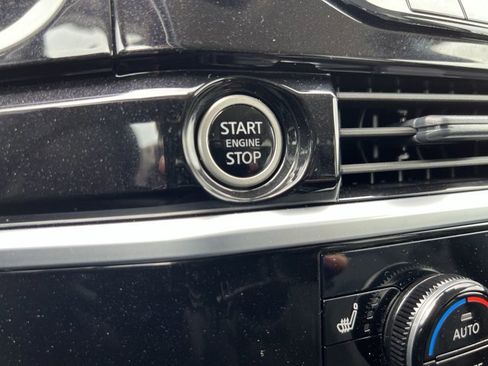 Used 2024 Nissan Pathfinder SL FWD image 17