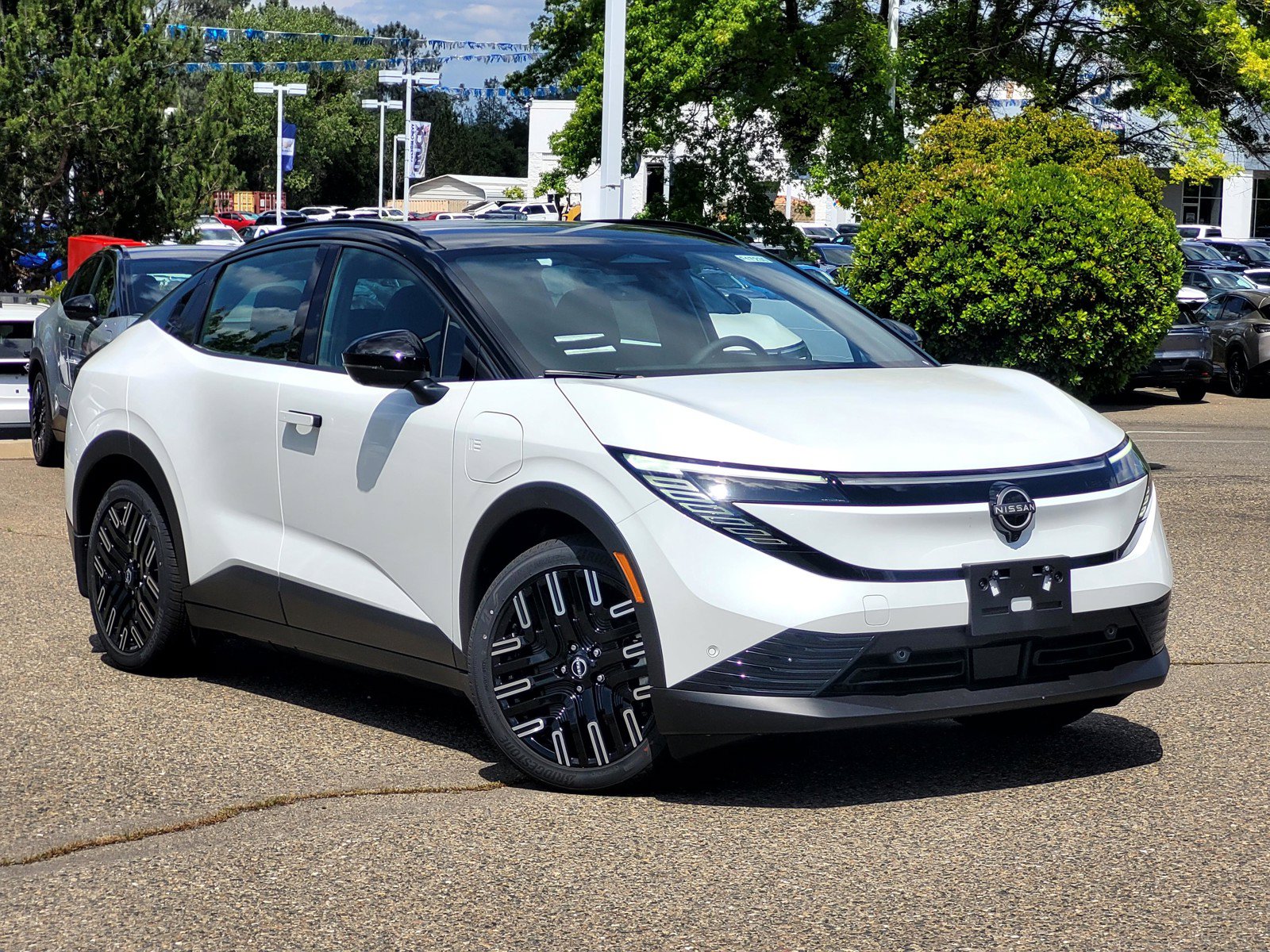 New 2026 Nissan Leaf Platinum+ w/ Cargo Package (Platinum+) FWD image 1