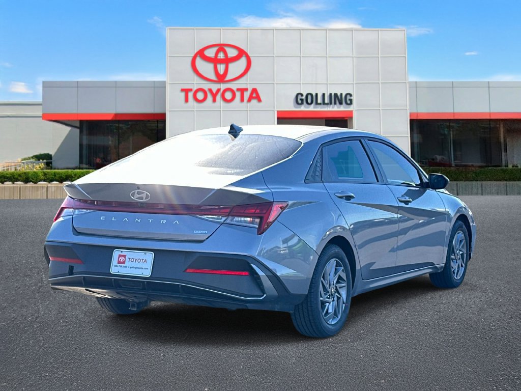Used 2025 Hyundai Elantra Hybrid FWD image 5
