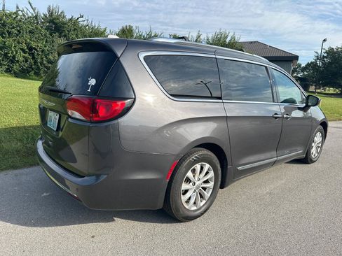 Used 2019 Chrysler Pacifica Touring-L FWD image 12