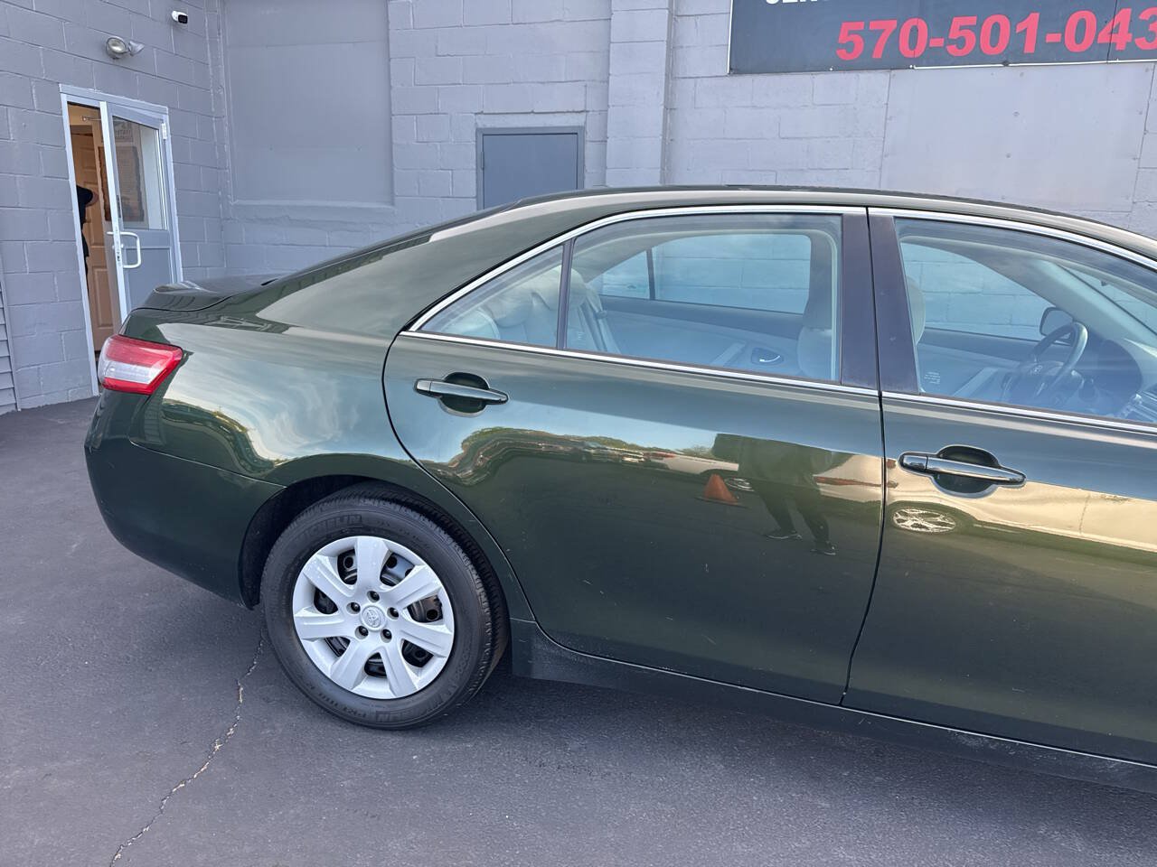 Used 2011 Toyota Camry LE FWD image 9