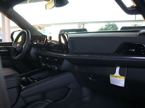 Used 2025 Chevrolet Suburban Premier image 23