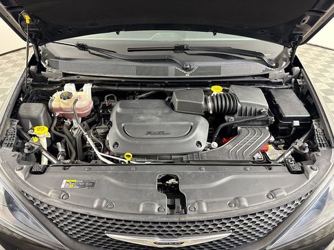 Used 2021 Chrysler Voyager L FWD image 37