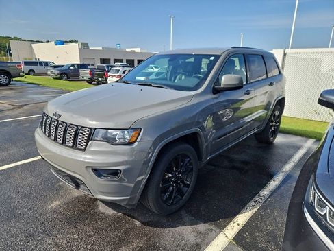 Used 2022 Jeep Grand Cherokee Laredo X AWD/4WD image 1