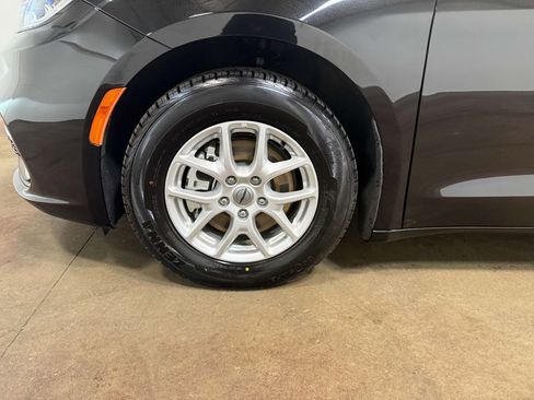 Used 2024 Chrysler Pacifica Touring-L image 88